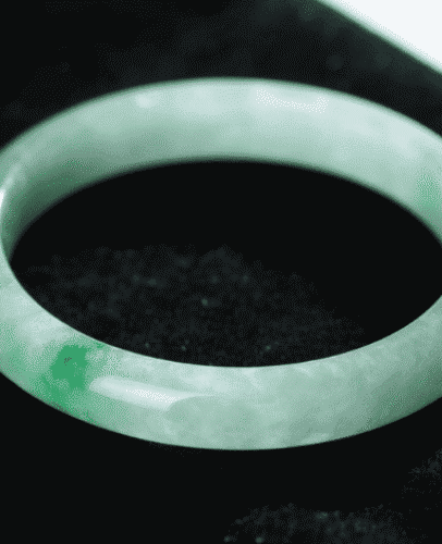 Unveiling the Soul of Myanmar Jadeite Understanding Zhong, Shui, Se, Gong A captivating, high-resolution image of a stunning jadeite bangle